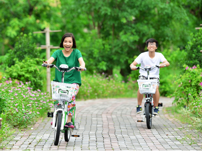 Mỹ Linh thích thú mua tặng con trai chiếc xe đạp điện Pega ( Hkbike )