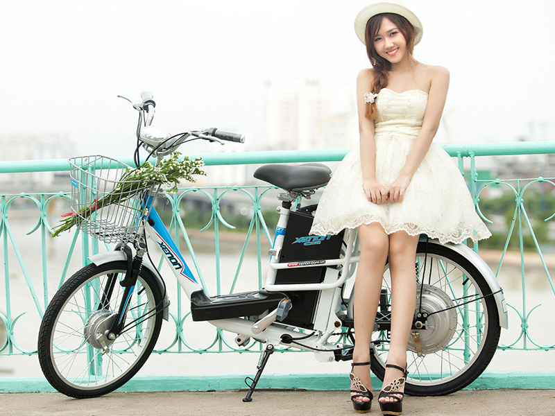Cho mượn xe đạp điện để chụp ảnh