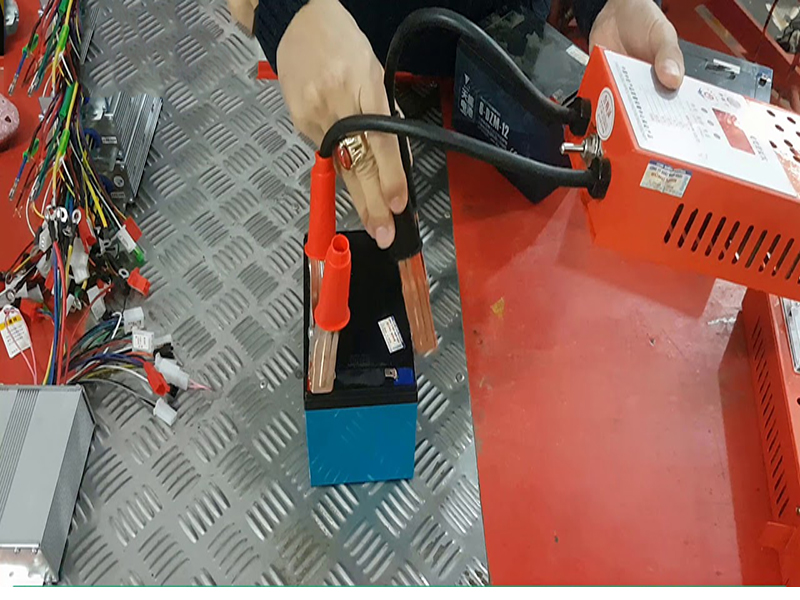 Đo cường độ dòng điện bằng thiết bị BT55 trên xe đạp điện