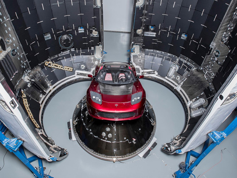 Độc đáo chiếc xe điện Tesla Roadster vượt sao Hỏa