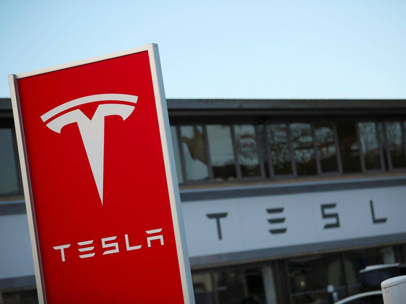 Giá cổ phiếu Tesla lao dốc