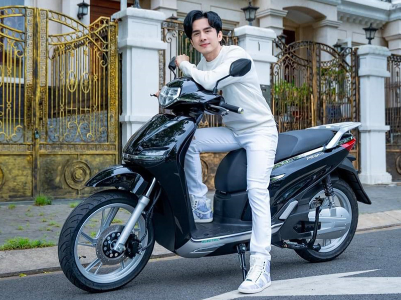 Hàng loạt sao Việt tạo dáng cùng với xe điện Pega S