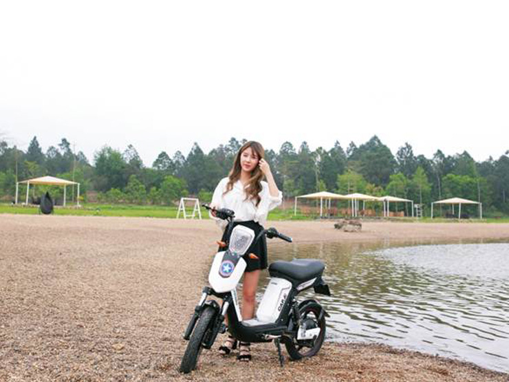 Quỳnh Anh Shyn đẹp ngỡ ngàng bên xe điện Hkbike