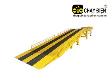 Cầu dẫn xe nâng lên Container