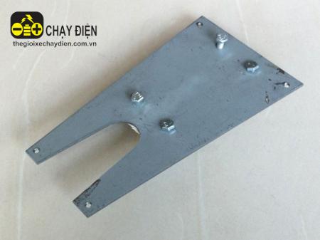 Gác chân sắt trước xe đạp điện