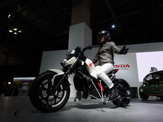 Honda chuẩn bị đưa xe điện tự cân bằng Riding Assist-e vào sản xuất hàng loạt