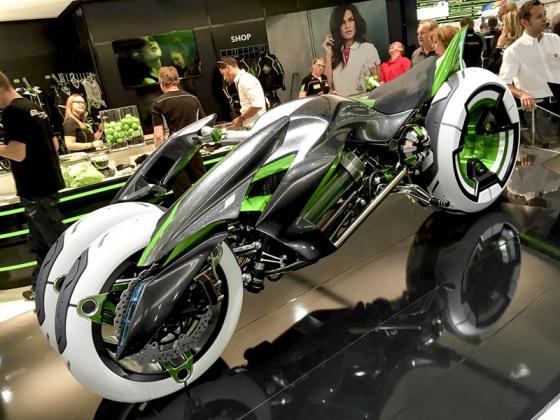 Kawasaki đang làm việc trên một chiếc xe máy điện bốn bánh