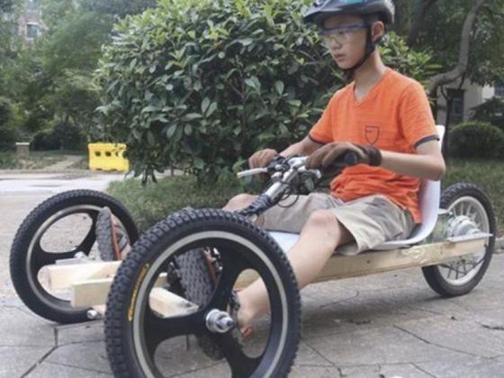Khâm phục cậu bé Trung Quốc tự chế tạo xe điện 3 bánh