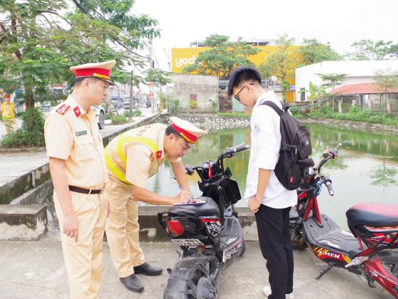Những lỗi vi phạm giao thông phổ biến khi sử dụng xe đạp điện, xe máy điện?