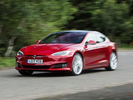 “Ông trùm xe điện Tesla”, Elon Musk, sử dụng loại xe gì?
