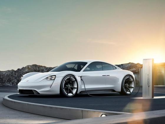 Porsche nhận đặt hàng xe điện Taycan, giá từ 90.000 USD