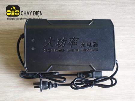 Sạc xe điện 3 banh chở hàng 60V 32AH