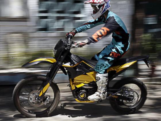 Xe máy điện Sur Ron dành giải nhất trong cuộc đua với xe máy xăng