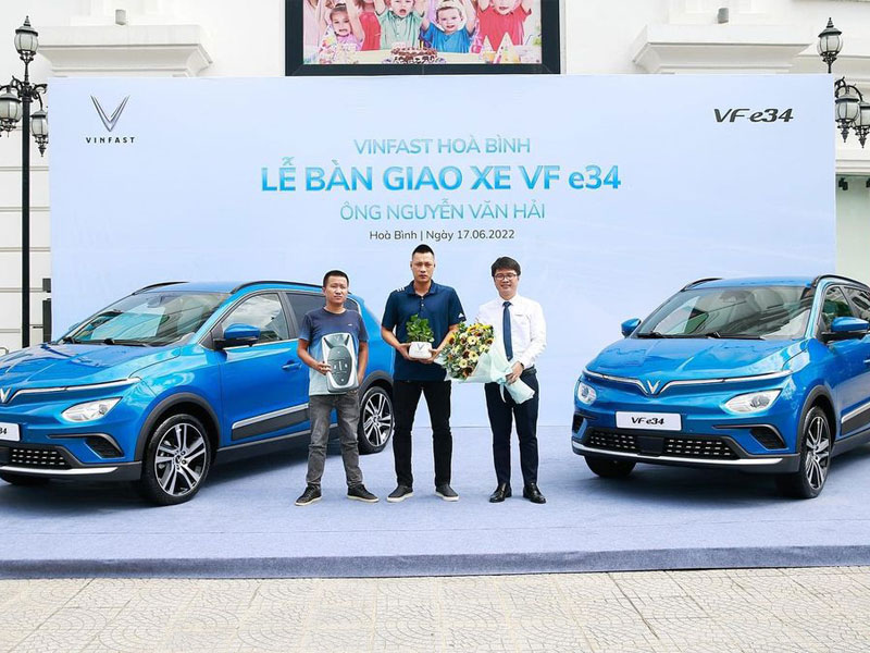 VF 5 và VF e34: Hai mẫu xe điện của VinFast được đưa vào chạy dịch vụ