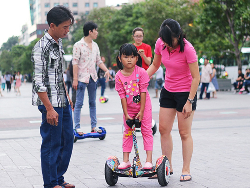 Xe điện cân bằng phát nổ, 2 em bé may mắn thoát chết