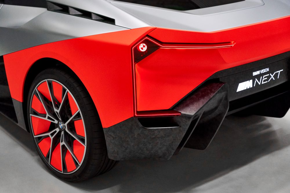 Tên xe 'BMW Vision M NEXT' nổi bật ngay trước mũi xe