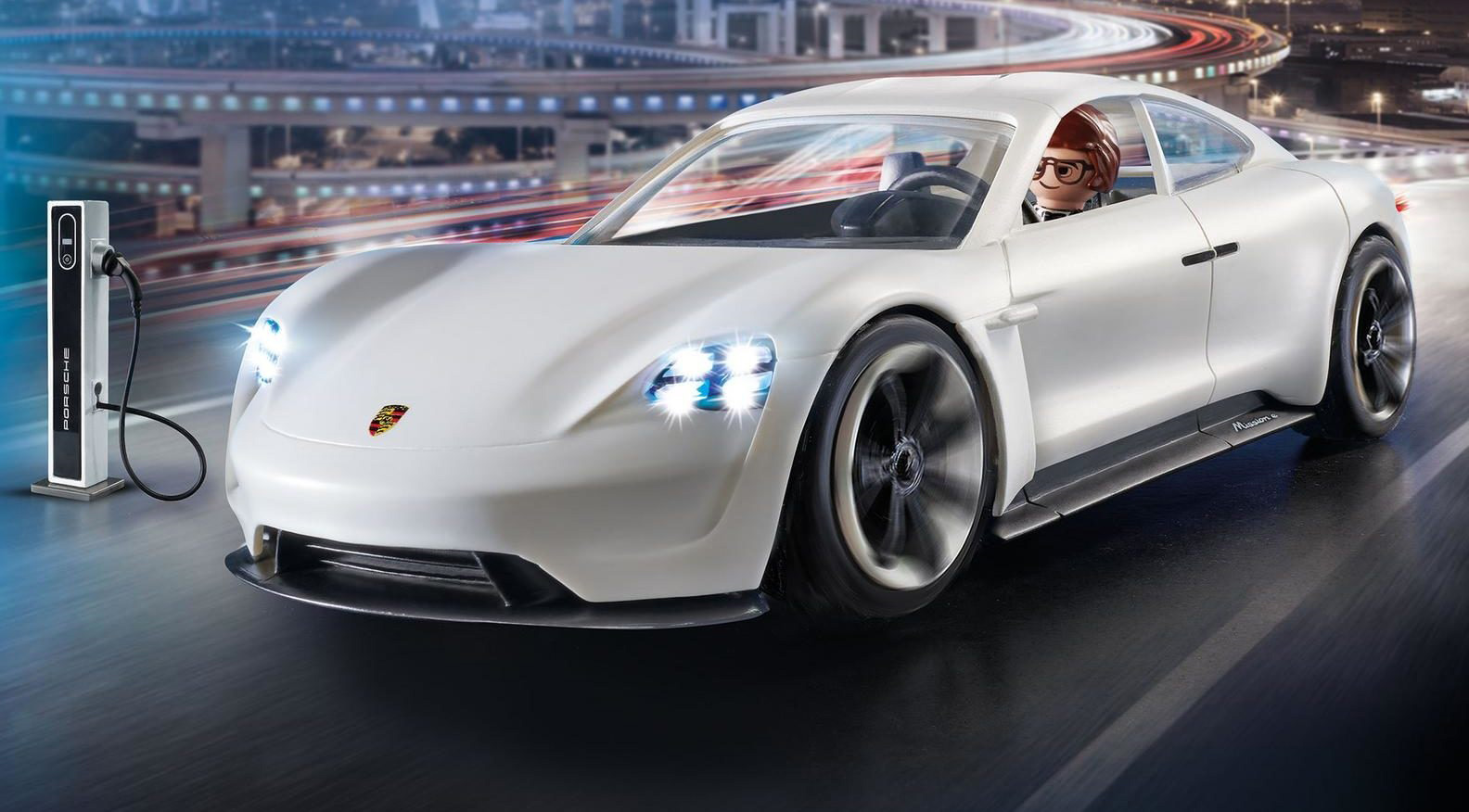 Porsche Taycan cùng nhân vật chính Porsche Taycan cùng nhân vật chính