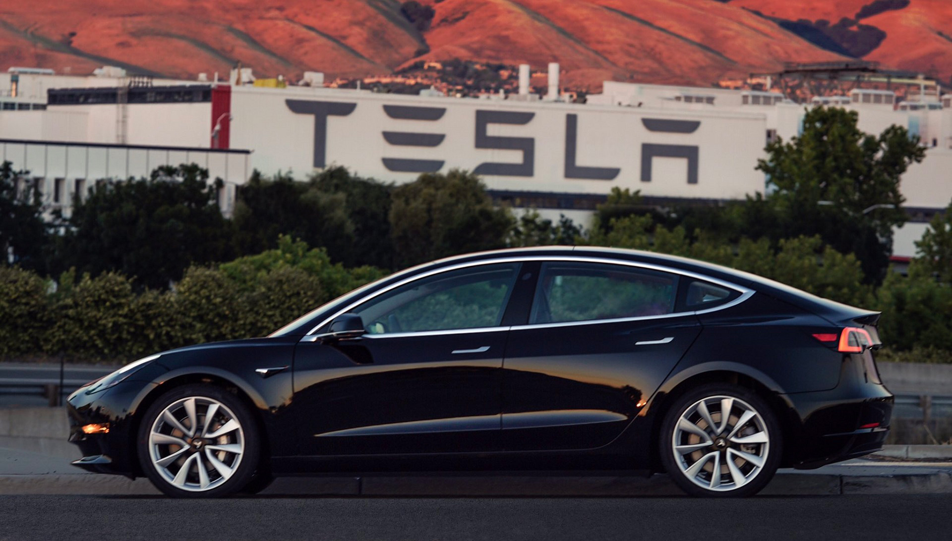 Chiếc xe điện này của Tesla “chỉ” có phạm vi 370 dặm Chiếc xe điện này của Tesla “chỉ” có phạm vi 370 dặm