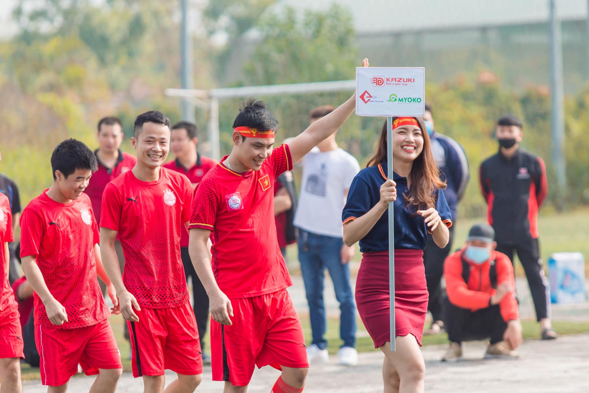 Sự hào hứng, cuồng nhiệt thể hiện rõ trên khuôn mặt của từng chân sút lẫn fan hâm mộ