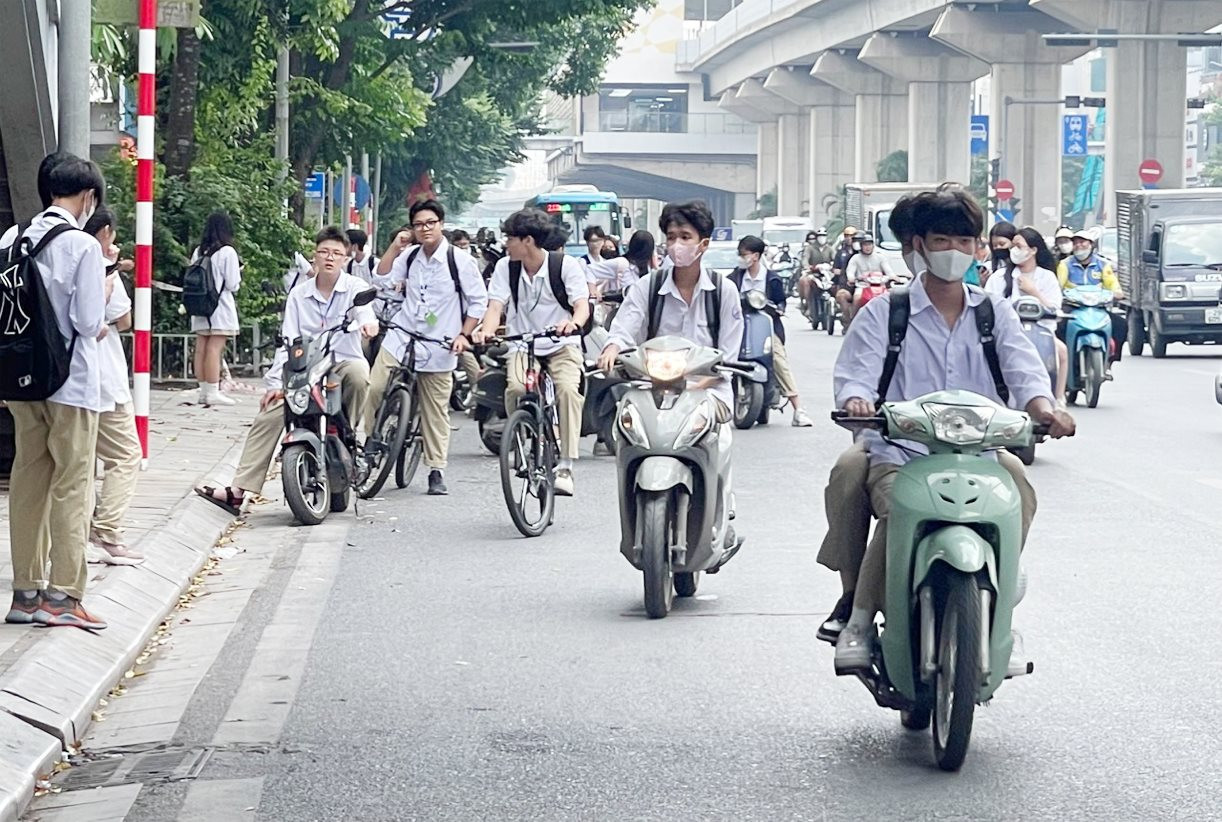 Việc sử dụng mô tô điện giúp các em học sinh tiết kiệm thời gian, và chủ động Việc sử dụng mô tô điện giúp các em học sinh tiết kiệm thời gian, và chủ động