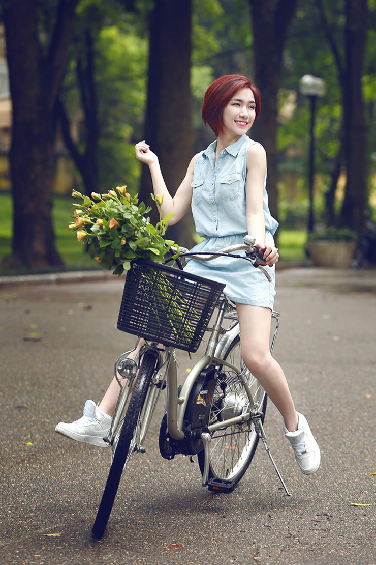 Hòa Minzy tạo dang với xe điện Ninshiki Hòa Minzy tạo dang với xe điện Ninshiki