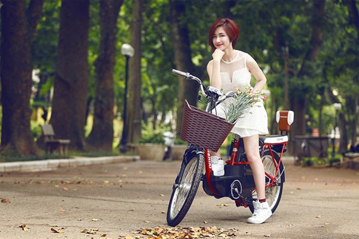Ca sỹ Hòa Minzy và xe đạp điện nishiki Ca sỹ Hòa Minzy và xe đạp điện nishiki