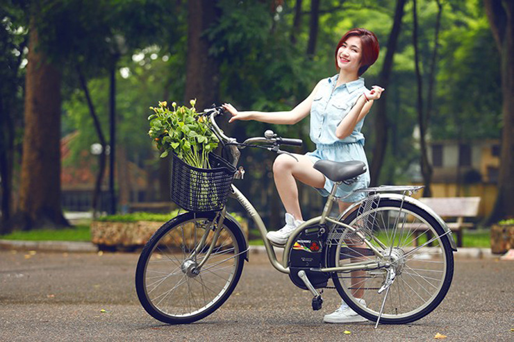Vẻ đẹp tự nhiên của Hòa Minzy bên xe đạp điện Nishiki