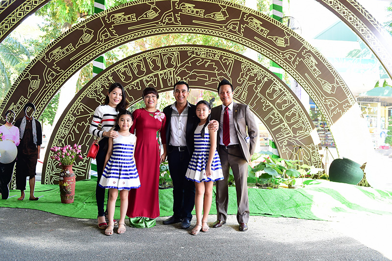 Gia đình nghệ sỹ Quyền Linh cùng tham gia sự kiện Gia đình nghệ sỹ Quyền Linh cùng tham gia sự kiện