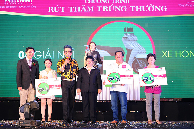 Các lãnh đạo của Phúc Khang trao giải nhì cho các khách hàng may mắn Các lãnh đạo của Phúc Khang trao giải nhì cho các khách hàng may mắn