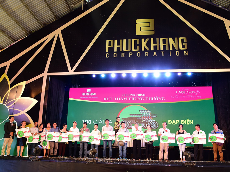Các khách hàng nhận giải xe đạp điện trong buổi lễ tri ân lần này Các khách hàng nhận giải xe đạp điện trong buổi lễ tri ân lần này