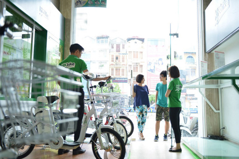 mỹ linh cùng con trai đi tìm mua xe đạp điện của pega hkbike
