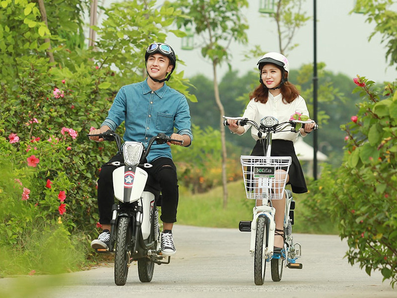 Chụp anh khi đang cùng nhau chạy xe đạp điện nhé Chụp anh khi đang cùng nhau chạy xe đạp điện nhé