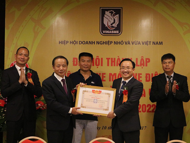 Ông Nguyễn Văn Thân chủ tịch hiệp hội doanh nghiệp nhỏ và vừa Việt Nam lên trao bằng khen cho ban tổ chức