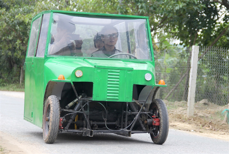 anh Nguyễn Xuân Trường chạy thử chiếc ô tô điện tự chế của mình