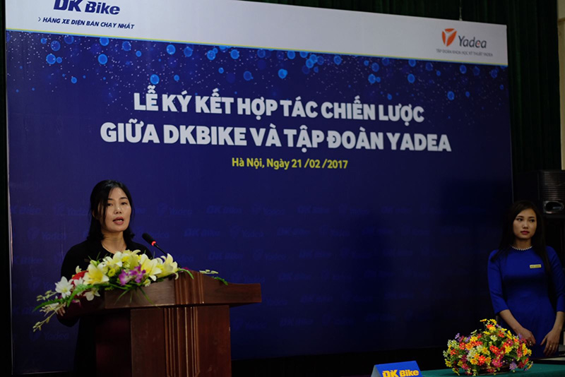 Giám đốc yadea phát biểu trong buổi họp báo Giám đốc yadea phát biểu trong buổi họp báo