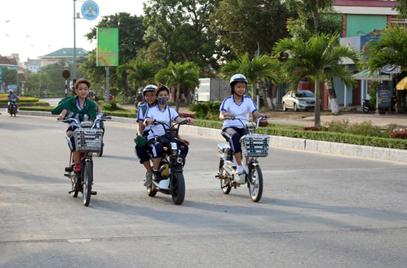 Các bạn học sinh tại việt nam đang sử dụng xe đạp điện, xe máy điện là phương tiện di chuyển chủ yếu mỗi ngày