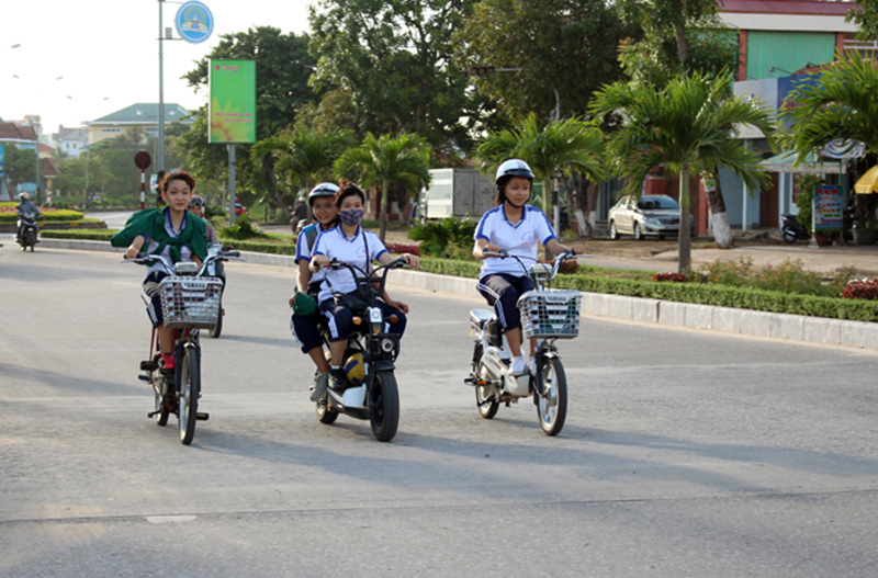 Các bạn học sinh tại việt nam đang sử dụng xe đạp điện, xe máy điện là phương tiện di chuyển chủ yếu mỗi ngày Các bạn học sinh tại việt nam đang sử dụng xe đạp điện, xe máy điện là phương tiện di chuyển chủ yếu mỗi ngày