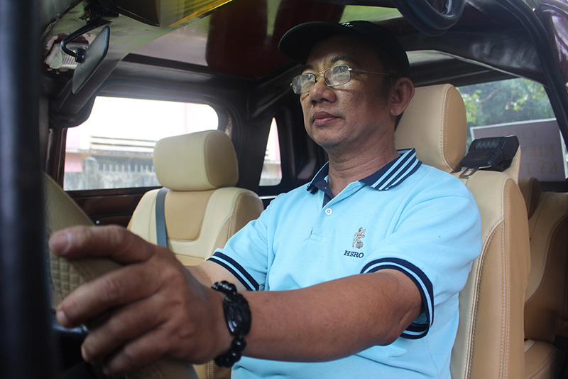 Ô tâm tự tay điều khiển chiếc ô tô điện vừa mới chế tạo Ô tâm tự tay điều khiển chiếc ô tô điện vừa mới chế tạo