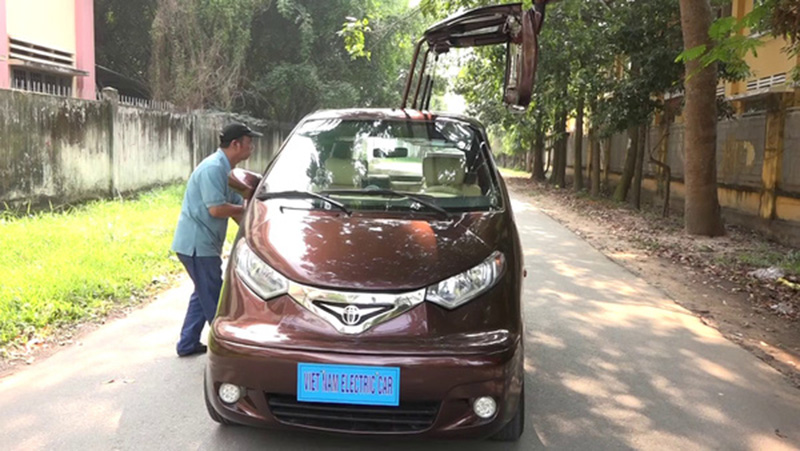 Ô tô điện tự chế được chụp từ phía trước với kiểu dáng thanh thoát Ô tô điện tự chế được chụp từ phía trước với kiểu dáng thanh thoát