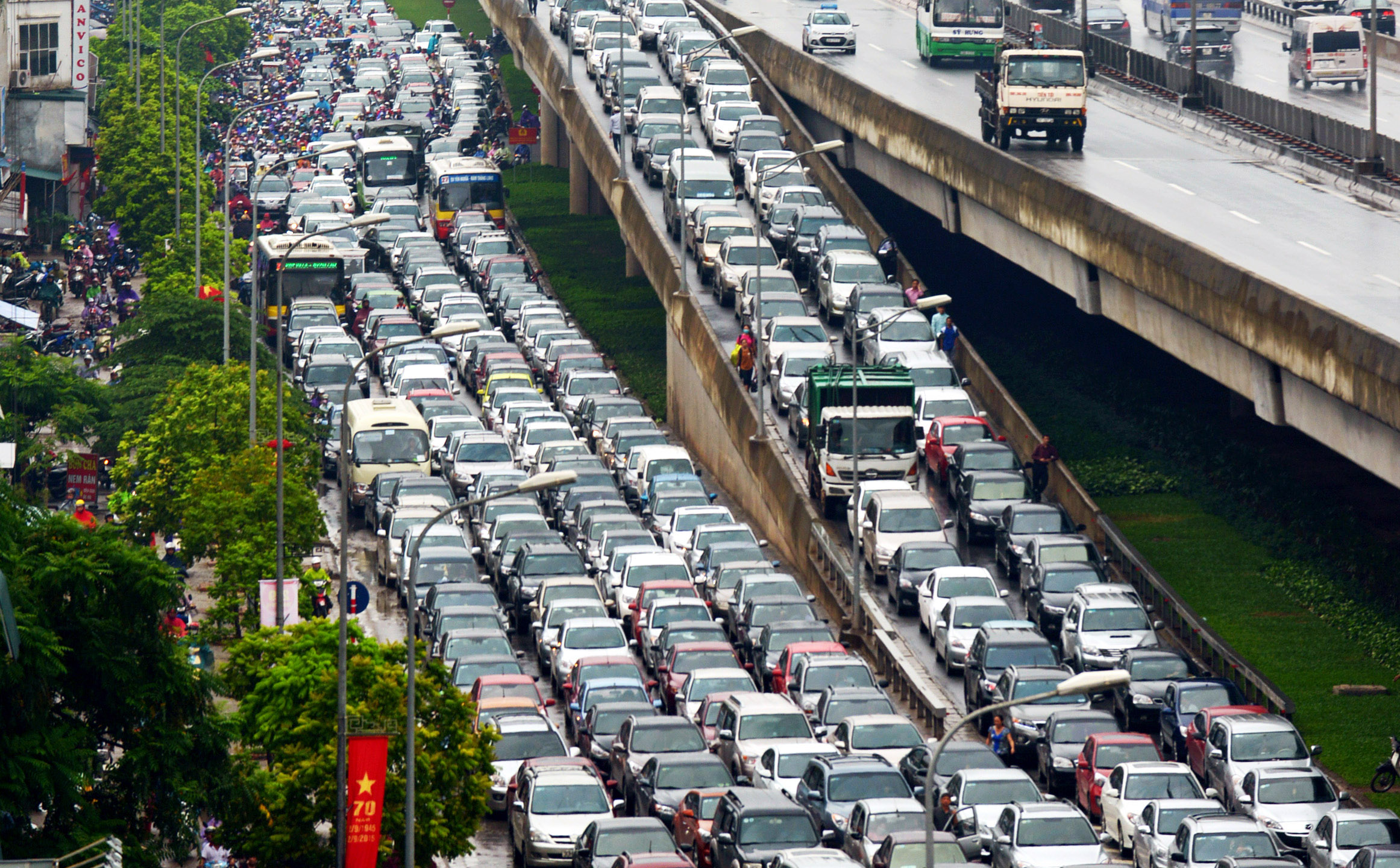 Ngoài kích cầu xe điện, chính phủ còn kêu gọi sử dụng công cộng để giảm thiểu ùn tắc giao thông Ngoài kích cầu xe điện, chính phủ còn kêu gọi sử dụng công cộng để giảm thiểu ùn tắc giao thông