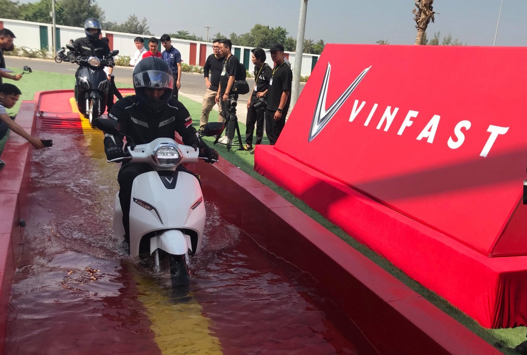 VinFast Klara đã có màn trình diễn lội nước ấn tượng