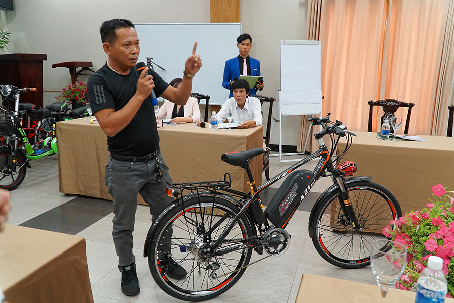 Giám đốc công ty BMX giới thiệu về sản phẩm sắp ra mắt
