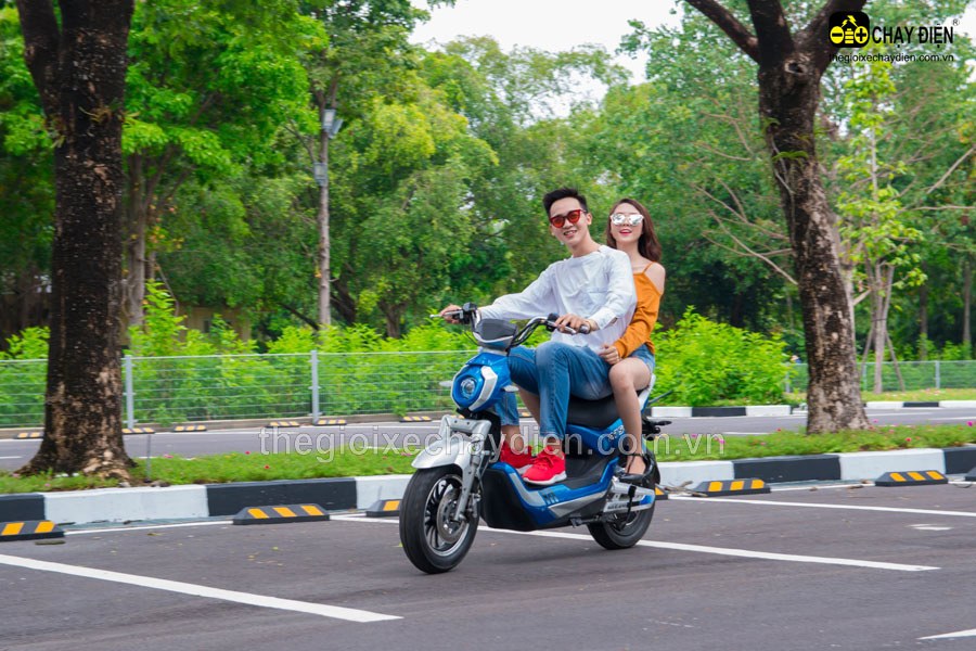 Nhờ chiếc xe đạp điện chúng ta có thể di chuyển một cách thuận tiện Nhờ chiếc xe đạp điện chúng ta có thể di chuyển một cách thuận tiện