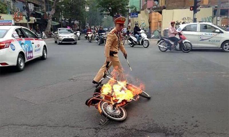 Xe đạp điện bốc cháy trên phố chưa xác định được nguyên nhân
