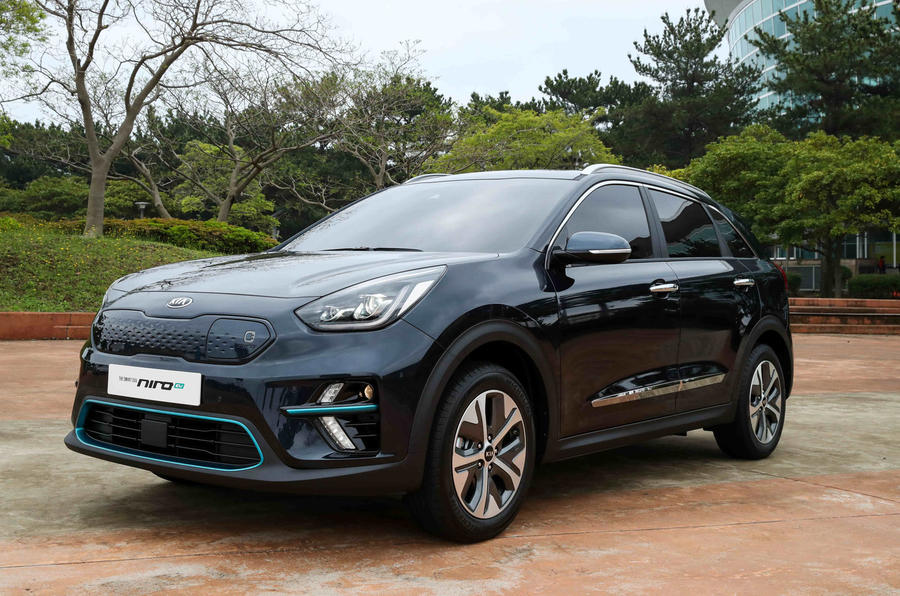 Niro EV nổi bật so với các phiên bản hybrid và plug-in hybrid với một giao diện mới kết hợp với lưới tản nhiệt và cổng sạc, cũng như đèn chạy ban ngày giống như mũi tên. Ở phía sau, nó có đèn đuôi LED độc quyền. Niro EV nổi bật so với các phiên bản hybrid và plug-in hybrid với một giao diện mới kết hợp với lưới tản nhiệt và cổng sạc, cũng như đèn chạy ban ngày giống như mũi tên. Ở phía sau, nó có đèn đuôi LED độc quyền.