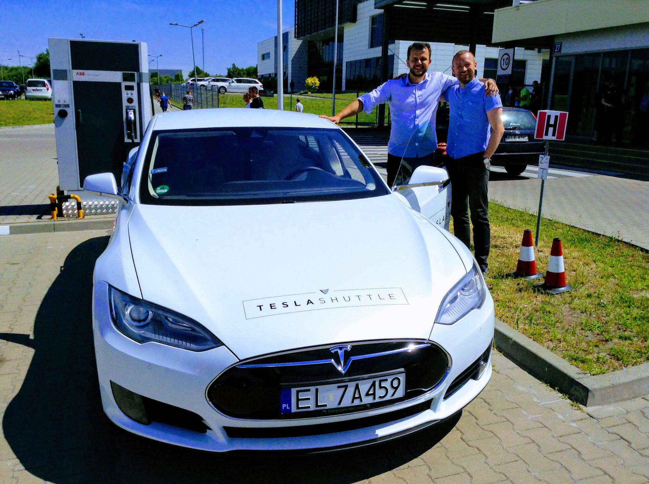 Tesla Shuttle ở trạm sạc điện Tesla Shuttle ở trạm sạc điện
