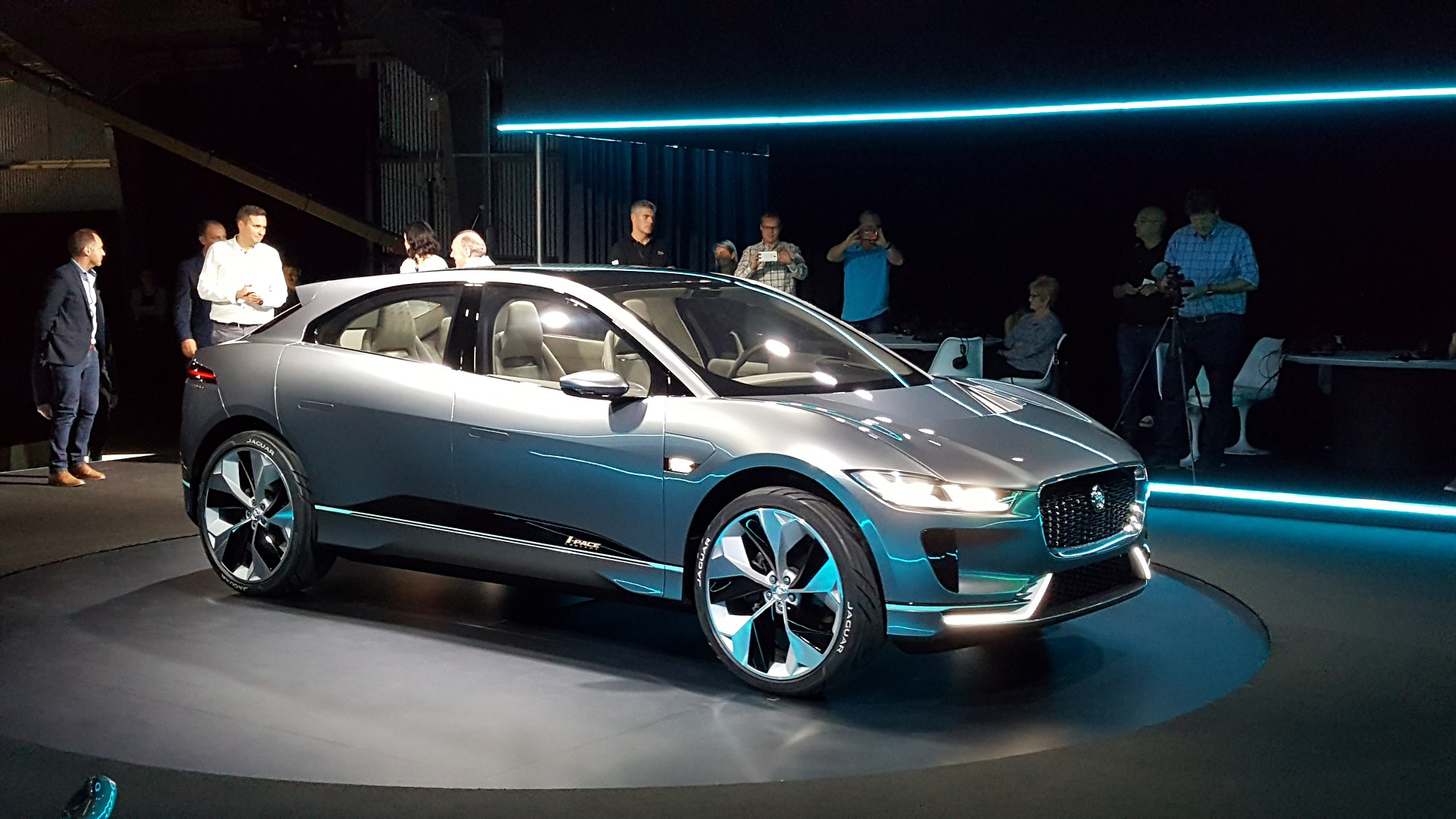 Jaguar I-PACE tại mộ triển lãm xe hơi Jaguar I-PACE tại mộ triển lãm xe hơi