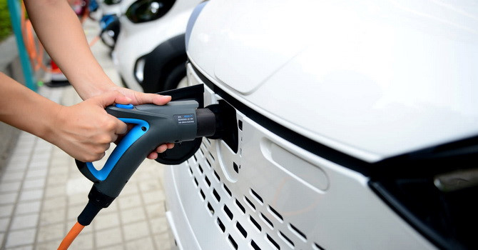 Với sạc thế hệ mới, tại một trạm sạc có thể cùng lúc nạp điện cho 10 chiếc xe Với sạc thế hệ mới, tại một trạm sạc có thể cùng lúc nạp điện cho 10 chiếc xe