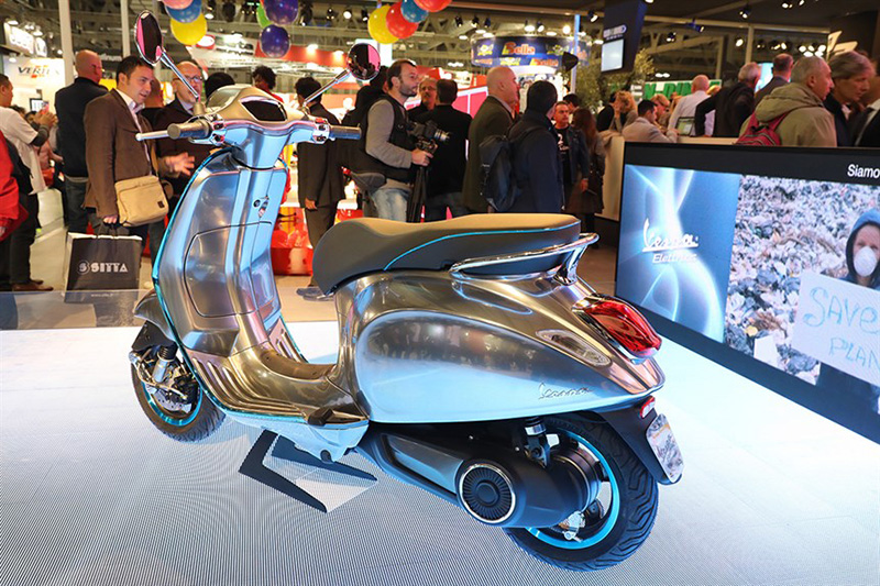 Piaggio Vespa Elettrica nổi bật với màu chrome ấn tượng Piaggio Vespa Elettrica nổi bật với màu chrome ấn tượng