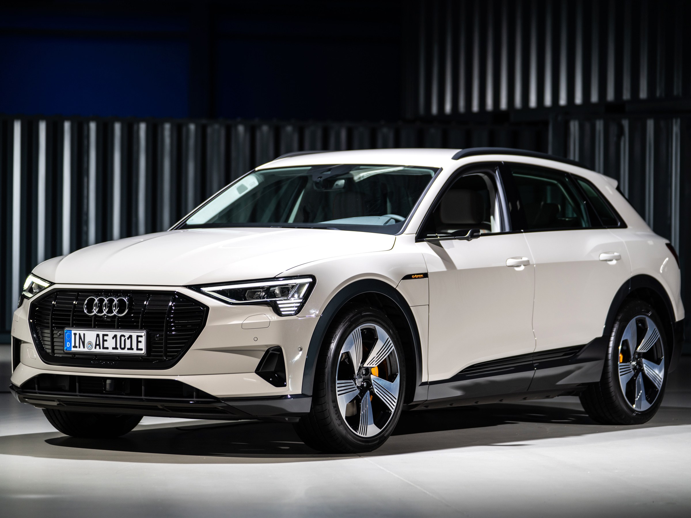 Audi E – tron được dự đoán sẽ là đối thủ cạnh tranh với Model X của Tesla Audi E – tron được dự đoán sẽ là đối thủ cạnh tranh với Model X của Tesla